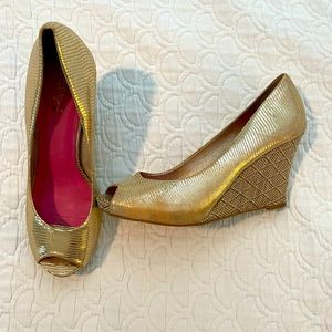 LILLY PULITZER Gold Resort Chic Peep Toe Wedge Pumps Women’s Size 9